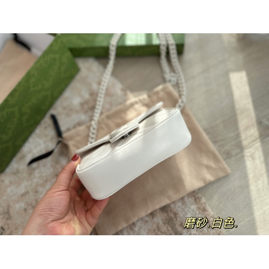 On October 3, 2023, white is pure and beautiful! Valentine's Day 195 box size: 16.5 * 11cm GGmarmont waist bag can be used as a waist bag or can be packaged under the armpit 〰️ 16.5cm
