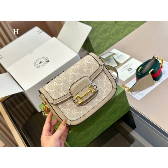 2023.10.03 235 high order size 20 * 14cm folding box with aircraft box ‼️ Gucci Saddle Bag: The mini size you are longing for has finally been arranged in a size that is huge and cute, and paired with two shoulder straps. The perfect combination of thick 