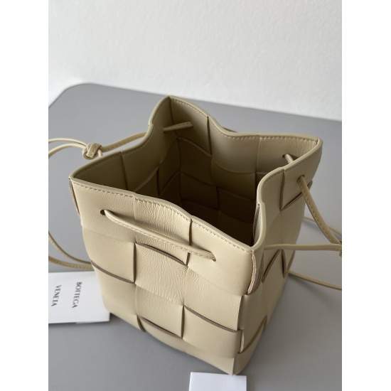 20240328 Original Order 750 Special Grade 870- Handwoven Large Bucket Bag BV - The latest cute little bag continues Daniel Lee's minimalism. The small size will leak a little when placed on the phone, while the large size is completely stress free and can