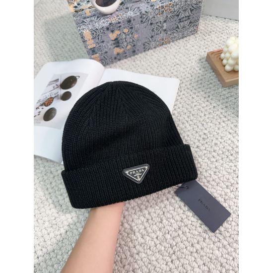 2023.10.02 45Prada Autumn and Winter Flapped Wool Knitted Wool Hat This is definitely a minimalist favorite. Clean, agile, stylish and versatile, definitely not picky about face shape! A timeless fashion classic! Fashion black and white can be added toget