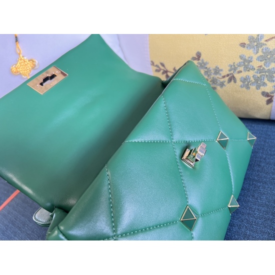 20240316 Original Order 950 Special Grade 1070 Model: 1060L (Large) Garavani Roman Stud Extra Large Riveted Soft Sheep Leather Chain Shoulder Bag, Decorated with Enamel and Same Color Rivets, Quilted Structure, Decorative ONE STUD - Paired with a Detachab