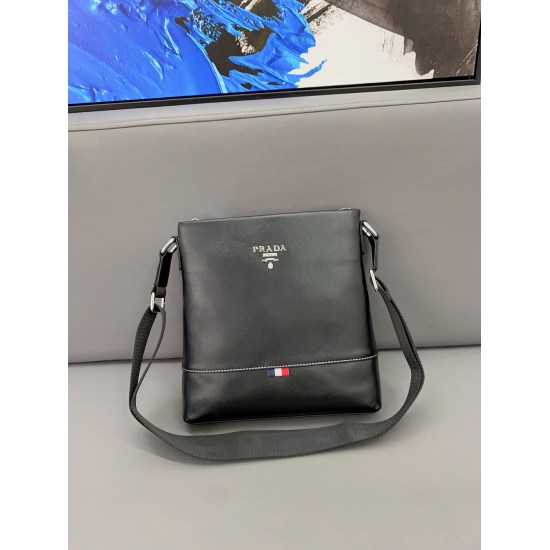 2023.11.06 P200 Prada Napa Cowhide Shoulder Bag for Men's Casual Crossbody Bag features exquisite inlay craftsmanship, classic and versatile physical photography, original factory fabric delivery, small ticket dust bag 25 x 27 cm.