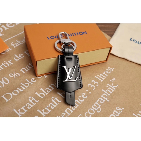 2023.07.11  original order ⭕ M6 20 ⭕ The CLOCHECLS key bag is inspired by the brand travel bag clochecls. This practical Keychain shows the essence of the famous exquisite leather craft. Lightweight yet atmospheric, featuring the iconic initials.