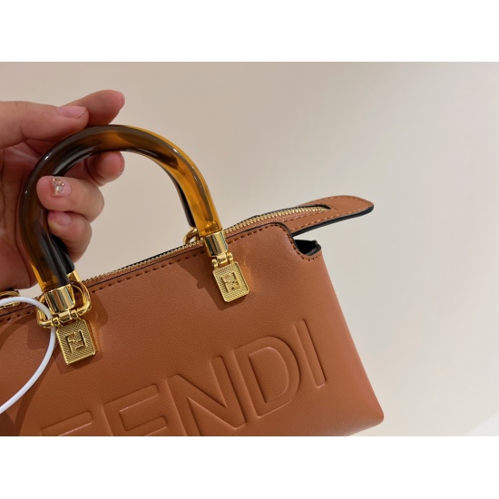 2023.10.26 190 box size: 19 * 13cm Fendi mini new product configuration packaging 〰️ The FD score cowhide material is really practical!!
