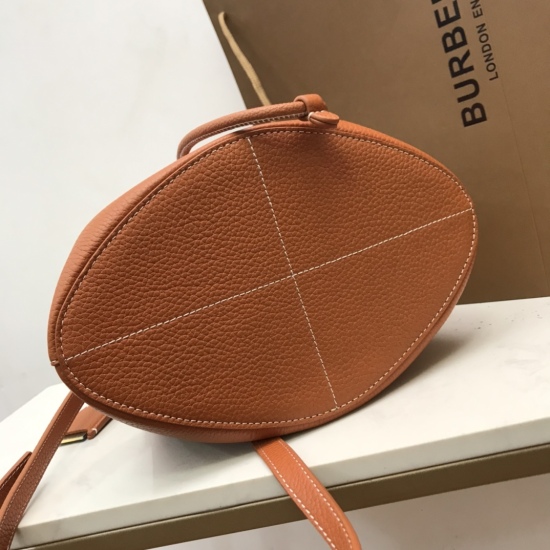 On March 9, 2024, P860 [B's Top Original] Drawstring Bucket Bag is made of Italian tanned grain leather and embellished with Thomas Burberry's exclusive logo. This bag is a new member of the TB bag series, paired with a detachable and adjustable diagonal 