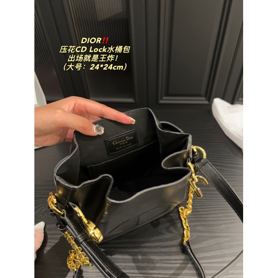 2023.10.07 Large P260 Folding Box ⚠️ Size 24.24 Small P250 Folding Box ⚠️ Size 17.18 Dior embossed CD Lock bucket bag is Rocket! Why is there such a sense of design? Rotate the D-letter to open and close the CD lock, tighten the bag opening for high safet