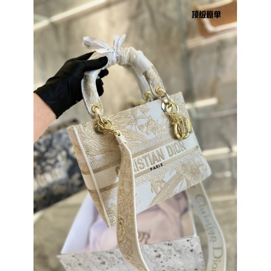 On October 7, 2023, Dior Princess Embroidery Bag was originally a top-level p350DiorLady Life embroidered limited edition bag. In Venice, Macau, a 2022 new Lady life milky white Dior constellation embroidered bag was introduced, which can cure all disease