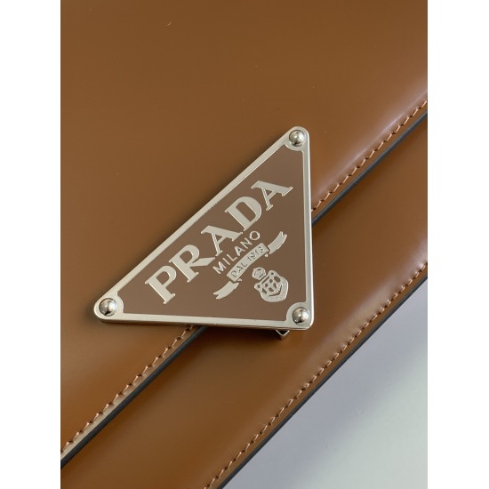 On March 12, 2024, the new P830 crossbody 1BD321 is a retro and high-end bag that catches the eye at first glance. It is made of cowhide and has a unique triangular logo. The long shoulder strap is adjustable, and it can be used for both single shoulder a
