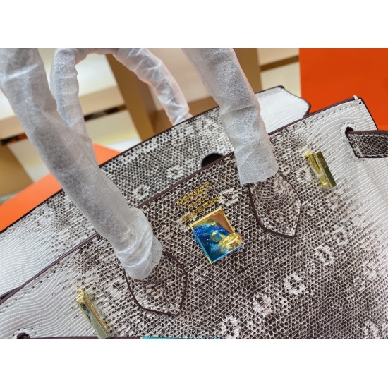 On October 29, 2023, the P210 special cabinet gift box is a gift for Hermes Platinum Bag, a small horse scarf. For fans of H family, this bag must be kept. The Himalayan lizard skin looks good and high-end, but it is also very fashionable. It is practical