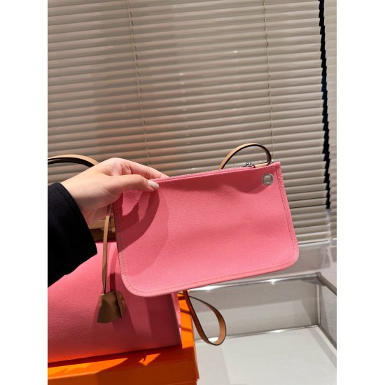 On October 29, 2023, P250 Hermes Herbag is very beloved. Herbag is very practical for daily work, with simple files, iPads, and books available. The concave shape is still very attractive, and the more you look, the more you like it. It will look great wh