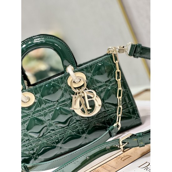 20231126 Large 910 Dior: The new horizontal version patent leather Daifei bag, the all-new Lady D-Joy bag, many people should be attracted by this narrow version Daifei bag. The rhythm of the best-selling model, the bag comes with two shoulder straps, one
