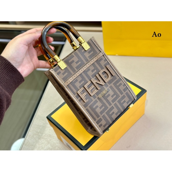 2023.10.26 195 with a folding box looks great, isn't it! Falling in love at a glance ❤️！ Fendi mini tote shopping bag, despite its small size, has a large capacity! Powder, lipstick, tissue, key! No problem at all! The bag is all leather, so the texture i