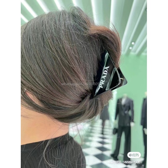 2023.07.23 RADA Prada hair clip, a popular new product, is exquisite, durable and gorgeous. The overall details are very surprising, elegant and fashionable, highlighting the French elegance