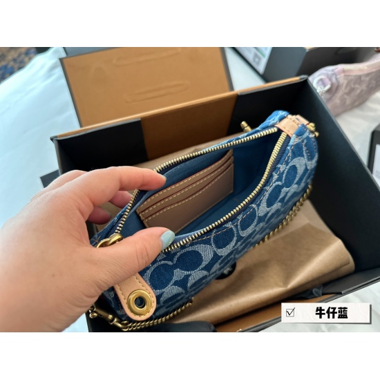 2023.09.03 195 box size: 21 * 12cm coach open! The Chambray series is really beautiful. The texture of the C family swinger 20's vintage underarm denim jeans is super strong. The tannin swinger is an essential underarm bag for summer wear. Search for coac