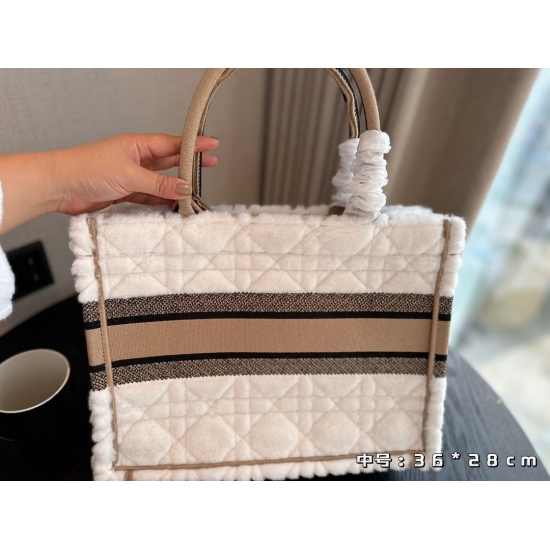 2023.10.07 250 210 220 box size: 26.5 * 21cm 36 * 28 cm 41 * 35cm D home tote shopping bag CDBooknote23 latest shopping bag 3D embroidery non ordinary goods search dior tote tote