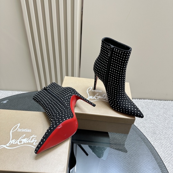 On December 19, 2023, Christian Louboutin Lu Plating CL Red Bottom Rhinestone Short Boots are limited globally! Blessings from Las Vegas Inspired by the dazzling neon handmade craftsmanship and exquisite craftsmanship of Las Vegas ❗ Collection level works