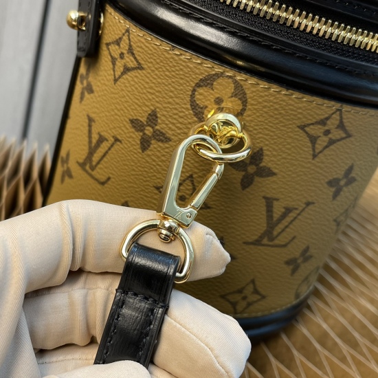 20231125 internal price P560 top-level original order [exclusive background] The M43986 Yellow Flower VANITY handbag draws inspiration from the long-standing LV Cannes makeup box design and women's art director Nicolas Ghesquire. This semi hard handbag re