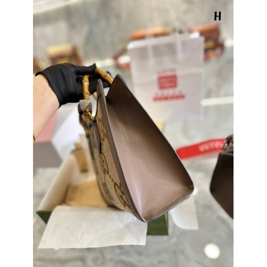 On March 3, 2023, p235p240, the latest collection of Kuqi's large logo series bamboo joint portable GucciDiana shopping bags, this one has a strong retro charm and excellent upper body effect, mainly using exquisite and special hardware to enhance the ove
