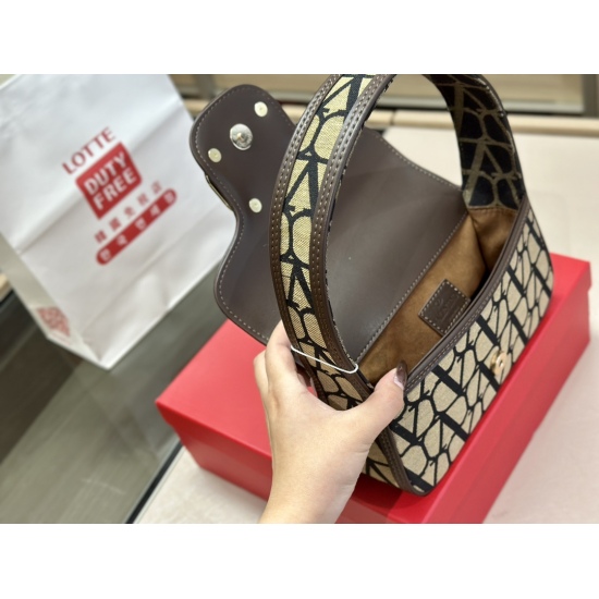 2023.11.10 195 box size: 23.15cm Valentino new product! Who can refuse Bling Bling bags, small dresses with various flowers in spring and summer~It's completely fine~