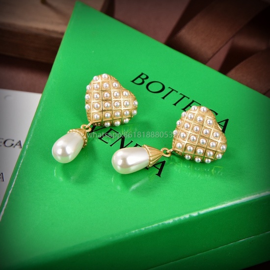 2023.07.23 BOTTEGA VENENTA New B V Earrings ❤ Distinctive design and personality completely subvert your impression of traditional earrings, making them charming and eye-catching