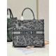 20231126 Large 780 [Dior] Popular Book Tote shopping bag, gray Parisian embroidery. This Book Tote handbag is inspired by the creative director of women's clothing, Maria Grazia Chiuri, which is a flagship product that embodies Dior's aesthetic. It can st