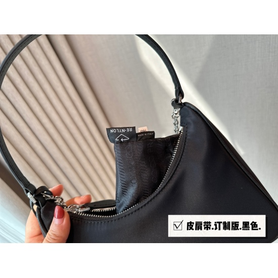 2023.11.06 155 comes with a box (Korean order) size: 22 * 13cm Prad hobo 2005 nylon underarm bag. Seeing the actual product, it is truly perfect! packing ✔️ The design is super convenient and comfortable! ⚠️ Leather handle ⚠️ Matching chain ⛓️， marvelous