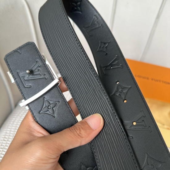 2023.08.24 Width: 40mm imported EP water ripple pattern to complement the original calf leather bottom embossing! Decorated with a high-end silk screen logo, the visual effect is matched with the buckle and belt to create a unique shape on both sides: