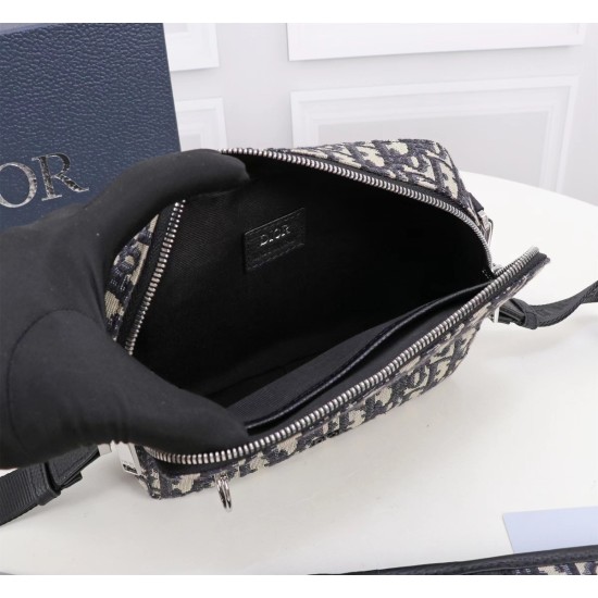 20231126 520 counter is a genuine and top quality Dior men's homme camera crossbody bag available for sale. Model: 1SFPO101 (denim fabric) Size: 22 * 15 * 5cm Physical photo taken, same as the product. Heavy gold genuine printing and reproduction of impor