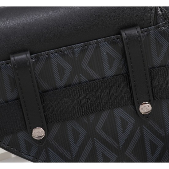 20231126 550 This saddle bag reinterprets a classic silhouette with a CD Diamond pattern, inspired by Dior archives. Paired with black smooth cowhide leather, magnetic flap, and hidden zipper pocket, it can safely store daily necessities. Paired with adju