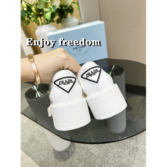 2023.07.07 PRADA Prada Spring/Summer 2022 upgraded version of triangle logo Lefu slippers Compared with last year's old Slip-on shoe, this triangle logo has been changed to silver welt position, and the gear print design is more elegant and fashionable! T