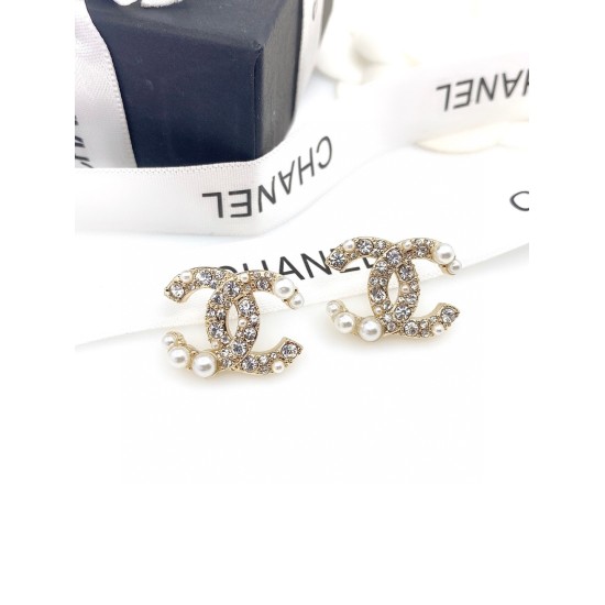20240413 p65 CHANEL Xiaoxiang New Double C Half Pearl Half Diamond Earrings, High end Quality, Same Material in the Counter, True Brass, Ion Electroplated, 925 Silver Needle, Exclusive Actual Photo ‼ Exquisite and delicate craftsmanship, the heavy-duty ve
