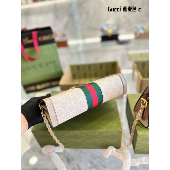On March 3, 2023, P205p200, the full set of aircraft box packaging is in the color of milk tea in Spring | Gucci Spring/Summer New Color Size: 25cm 20cm. The Gucci Classic Old Flower Series has launched a new Beige White milk tea color, which is light bei