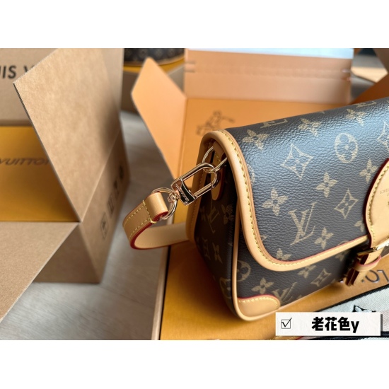 2023.10.1 240 comes with a full set of packaging size: 25 * 17cmL Home Diane Stick Handbag, custom aged fabric with dark tree cream leather and two shoulder straps 〰️ Search Lv Fa Staff
