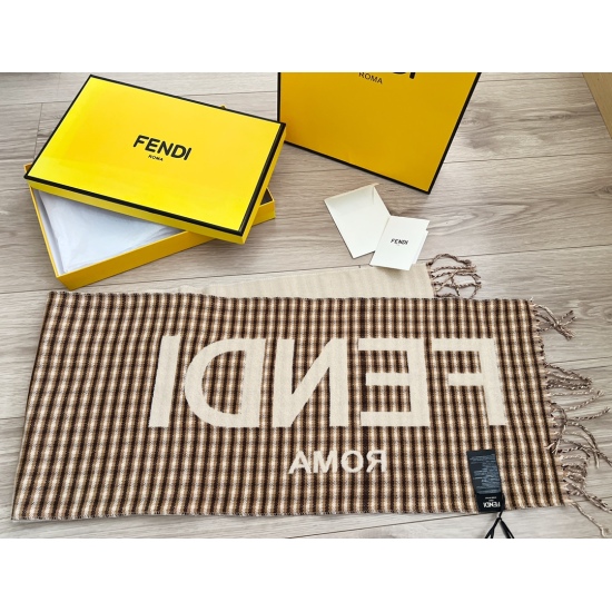 2023.10.26 140 box size: 180 * 31cm Fendi scarf thousand bird pattern recommendation ‼️ recommendation ‼️ Fendi plaid scarf, made of mink velvet material that is very warm and thick! Just like a big blanket, wearing it on both sides is quite low-key!