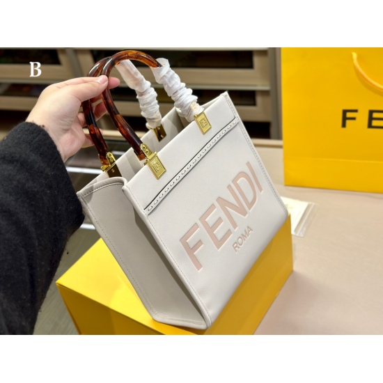 2023.10.26 220 with foldable box size: 23.23cm Fendi Fendi peekabo shopping bag: classic tote design! But the biggest feature of this one is: portable: crossbody!