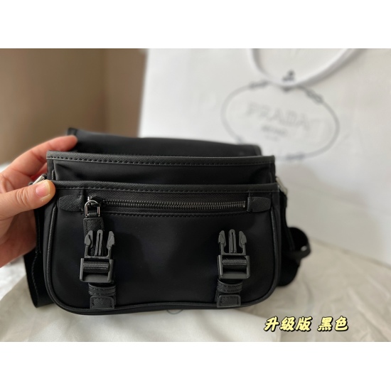2023.11.06 210 unboxed size: 21 * 18cm ‼ : ‼ Recommend PRADA three in one men and women universal messenger bag! Fashionable, lightweight, durable, waterproof, and able to fit... There are many advantages! Combining beauty and practicality!