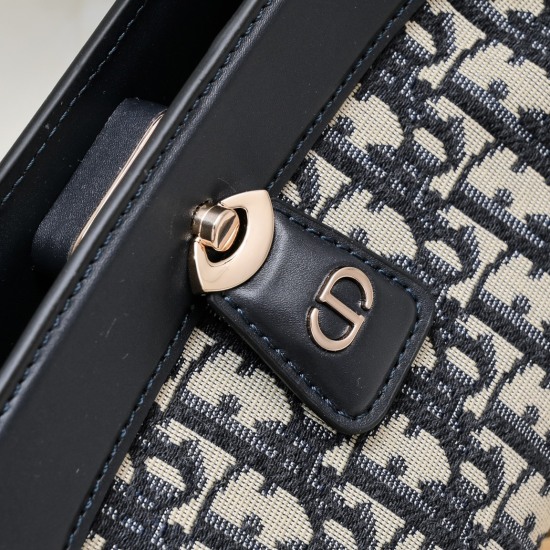 July 20, 2023, Old Flower Spot ‼️ Equipped with a new Key handbag series, Dior perfectly showcases the charm of a retro style. Made of imported calf leather and meticulously crafted, decorated with a unique knob style letter logo buckle, inspired by the u