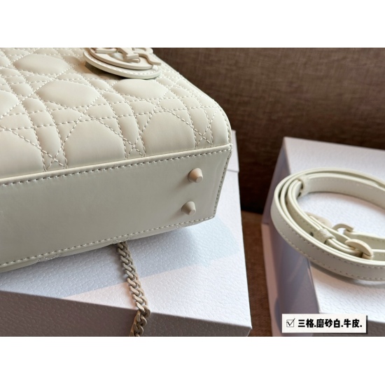 2023.10.07 p 255 with foldable box size: 17cmD Original Daifei three grid frosted cowhide shipment ‼️⚠️ Equipped with 2 ⃣ The leather material of the shoulder strap has a good hand feel, and it is not hard and comfortable overall