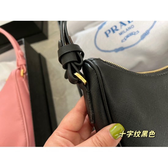 2023.11.06 200 black size: 22 * 13cm Prad hobo underarm bag with extended cross grain cowhide, seeing the actual product is truly perfect! packing ✔️ The design is super convenient and comfortable!