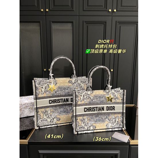 2023.10.07 Large P300 ⚠️ Size 42.34 Medium P290 ⚠️ Size 37.27 Small P280 ⚠️ Size 27.22 Mini P210 ⚠️ Size 23.16 Dior Embroidered Tote Bag ✅ Top grade original matching inner liner star pendant, classic atmosphere without losing personality, easy to handle 