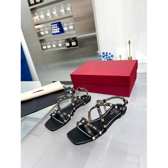 20240414 Valentino 2024 counter new product. A trendy item that internet celebrities love to pair with on the street~Follow the footsteps of fashion experts and be sure! Paired with simple or fashionable clothing, the hollowed out upper design paired with