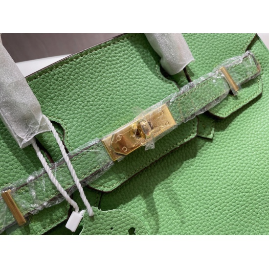 2023.10.29 30 cm p250 with scarves and cowhide 25 cm p250 Hermes Platinum Bag Hermes Classic Platinum Bag is a super beautiful platinum bag that is a must-have for many celebrities and internet bloggers. Pink, tender, and tender fairy color, this bag will