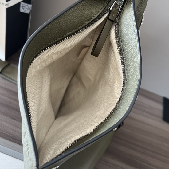 20240325 Original Order 860 Special Grade 980L ⊚℮℮℮ Anton Sling Backpack Arrived ✌️ (New size) This is a functional streamlined suspension bag made of soft grain calf leather, with an adjustable leather strap and a zipper top design. It can be folded when