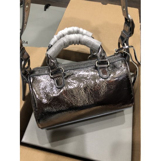 20240324 batch 820 new mini travel bag • Size: 19.8 L x 14.0 H x 11.9 W • Imported explosive pattern leather silver • Travel bag • Two leather hand woven handles • Adjustable and detachable shoulder straps (40 cm) • Leather woven shoulder pads • Used silv