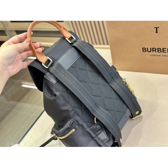 2023.11.17 225 size: 28 * 33cm Burberry backpack made of waterproof nylon material paired with cowhide! Ultra light and convenient! The hardware is very shiny ✨ My favorite thing is the soft and comfortable metal chain at the bottom of the strap!