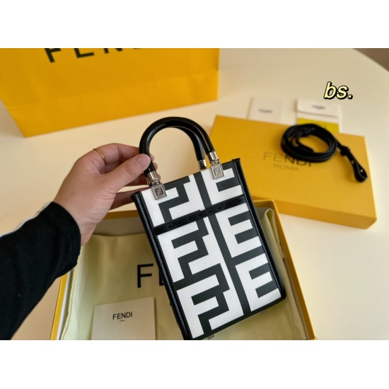 2023.10.26 P175 (box size): 1318FENDI Fendi's latest co branded Marc Jacobs score pack is made of printed leather material, adorned with black and white Fendi. By crossbody or hand, very limited edition ‼ : ‼ A very versatile black and white classic, pers