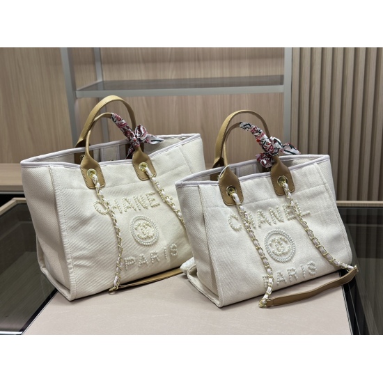 2023.10.13 215 210 Size: 38 * 30cm (large) 33 * 25cm (small) Is there a vacation arrangement! Chanel Pearl Beach Bag: Arrangement! Arrange! The beach bag released this year is really beautiful! Very dirt resistant and durable!