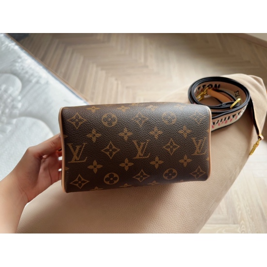 2023.10.1 Reprint 245Lv Small Pillow Bag Original Single Seal Packaging ‼‼ The size of NANO SPEEDY is quite small, so it exudes a fashionable, beautiful and charming temperament when paired with it. However, it is lightweight and easy to carry when going 