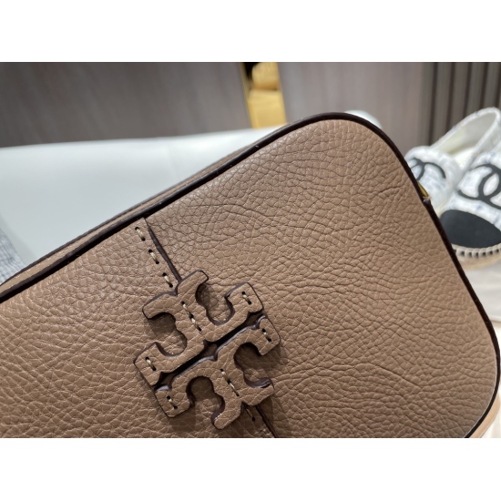 2023.11.17 p190 Gift Box size20 15Tory Burch Camera Bag Celebrity Same Camera Bag This bag has a magic that is easy to see and buy, with a focus on casual style design. The versatile matching bag features a top layer of cowhide leather with a soft touch t