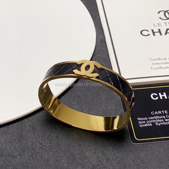 On July 23, 2023, the new product Xiaoxiangfeng Chanel 2023 has a unique retro and avant-garde design. The original leather bracelet counter is made of consistent materials and is popular for shipping. Since its launch, the precision edition of bracelets 